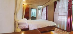 恩德培Mia Safari Lodge and Restaurant的一间卧室配有一张带大镜子的床
