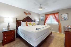巴拿马城海滩Patio Paradise的一间卧室设有一张大床和一个窗户。