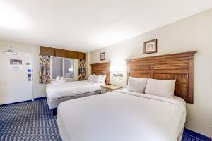 默特尔比奇Compass Cove 655的酒店客房配有两张床和一台冰箱