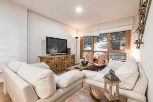 上阿兰Bonaigua 007 by SeaMount Rentals的客厅配有2张白色沙发和1台电视
