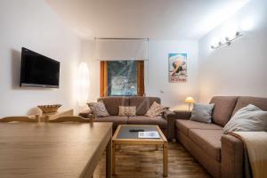 上阿兰Bonaigua 006 by SeaMount Rentals的带沙发和电视的客厅