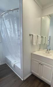 北伍德斯托克32号汽车旅馆的带淋浴和盥洗盆的白色浴室