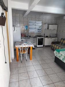 帕罗卡Casas do juju的一间厨房,里面配有桌椅