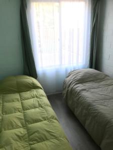 拉塞雷纳Arriendo de verano, La Serena 2024的一间卧室设有一张床和一个窗口