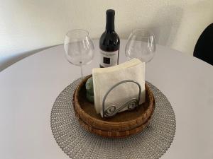 约书亚树Center Street Villas的桌子上放有一瓶葡萄酒和两杯酒