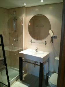 马德里卡勒马里西奥勒让德公寓的一间带水槽、淋浴和镜子的浴室