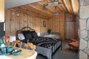 大熊湖2412 - Oak Knoll Studio with Jacuzzi #15 cabin的卧室配有木墙内的一张床