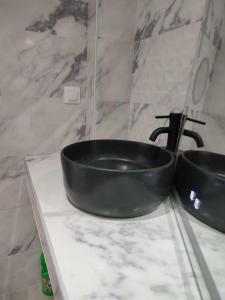 萨索斯Sparti Apartment的浴室内一个柜台上的黑水槽