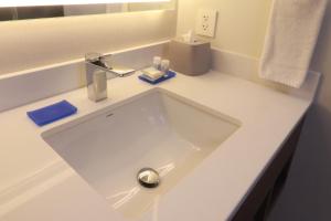 瓜达拉哈拉瓜达拉哈拉依特苏快捷假日酒店的白色浴室水槽,带铬水龙头