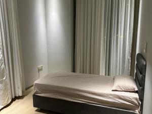 梅才特里Soli centr apartman的卧室内的一张床铺,带窗户