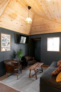 大熊湖2406 - Oak Knoll #8 cabin的客厅设有木制天花板和桌子