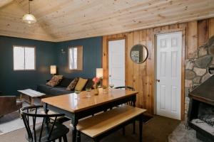 大熊湖2406 - Oak Knoll #8 cabin的客厅配有桌子和沙发