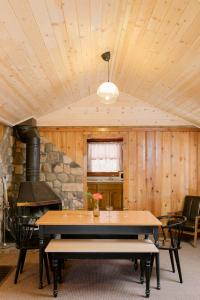 大熊湖2406 - Oak Knoll #8 cabin的一间带桌子和壁炉的用餐室