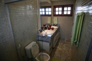 普拉亚多Apartamento duplex em Praia do Forte - 2 suítes的浴室配有2个盥洗盆、卫生间和淋浴。