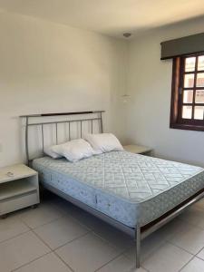 普拉亚多Apartamento duplex em Praia do Forte - 2 suítes的卧室配有一张床