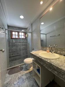 普拉亚多Apartamento duplex em Praia do Forte - 2 suítes的浴室配有卫生间、盥洗盆和淋浴。