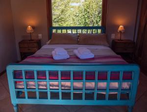 圣卡洛斯-德巴里洛切拉华拉度假屋的一间卧室配有一张床,上面有两条毛巾