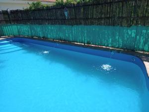 Villa Santa Cruz del LagoCABAÑAS DE MORA的 ⁇ 旁的蓝色游泳池