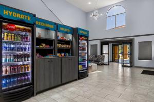 海恩斯维尔Clarion Pointe Hinesville near Fort Stewart的一间商店,里面装有两台冰箱,里面装有饮料