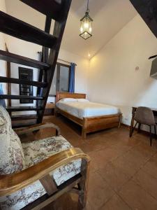 Villa CanalesVista Encantada Hotel & Masajes Profesionales的一间卧室设有两张床和一个楼梯间