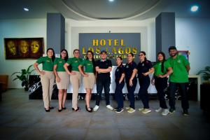 MonterreyHotel Los Lagos Centro Vacacional的一群穿着绿色衬衫的人,为照片着装