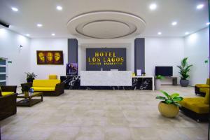 MonterreyHotel Los Lagos Centro Vacacional的大厅,在大楼里,有长沙发和舞台