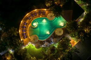 比加瓜Hideaway Rio Celeste Hotel的享有游泳池的顶部景色