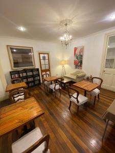 圣地亚哥Castelletto Bed & Breakfast的客厅配有木桌和椅子