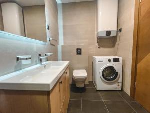 波德戈里察Apartman Terra的一间带水槽和洗衣机的浴室