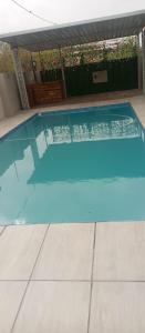 哈博罗内Josmot Guest House的一座蓝色的游泳池