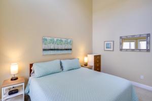 南黑文Phoenix Nest South Haven Condo River View!的一间卧室配有一张带2个床头柜和2盏灯的床。