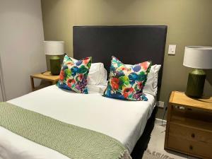 巴利托Zimbali Boulevard Suites 159的一间卧室配有一张带两个枕头的床