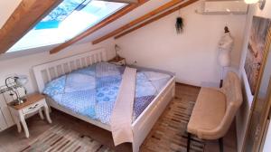 科托尔Apartments Peranovic 2的一间卧室设有一张床和一个窗口