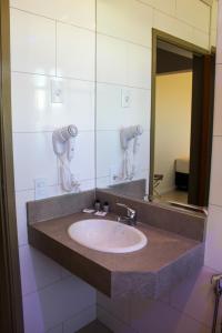AndradasPorto das Asas Park Hotel的一间带水槽和镜子的浴室