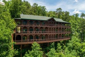 加特林堡Hickory Ridge by AvantStay Incredible Private Elevated Cabin Sleeps 20的树木中建筑物的空中景观