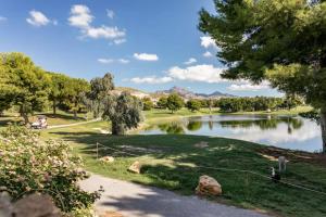 穆特克萨梅尔Golf Bonalba Alicante "Servall Host"的公园内湖泊的景色