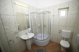 克卢日-纳波卡泽波尔旅馆的带淋浴、卫生间和盥洗盆的浴室