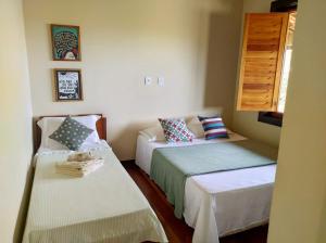 迪亚曼蒂纳Casa Candeia的一间客房配有两张床和一张沙发