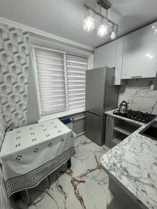 蒂拉斯波尔Квартира для приятного отдыха! Удобства и комфорт!的一间带柜台和冰箱的小厨房