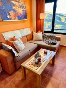 塞拉内华达Monte Oiz con wifi y parking gratis的带沙发和咖啡桌的客厅