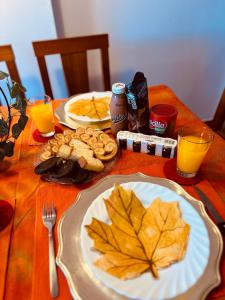塞拉内华达Monte Oiz con wifi y parking gratis的一张桌子,上面有一盘带叶子的食物