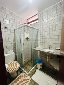 拉巴拉德纳圣米格尔Condomínio Rochas do Mar的瓷砖浴室设有卫生间和水槽