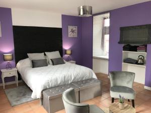 圣让迪加尔Chambre d'hôte Lavande - Le soleil des Cévennes的一间卧室设有一张大床和紫色的墙壁