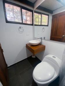 卡利Hostal Patio del Río的浴室配有白色卫生间和盥洗盆。