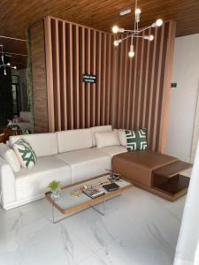 尤西德福拉hihome - Independência 915的客厅配有白色的沙发和桌子
