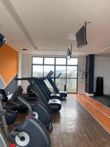 尤西德福拉hihome - Independência 915的健身房设有数台跑步机和平面电视
