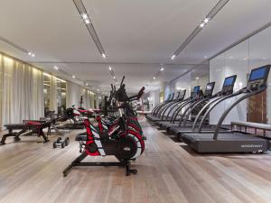 纽约纽约巴卡拉酒店及公寓的健身房设有一排跑步机和自行车
