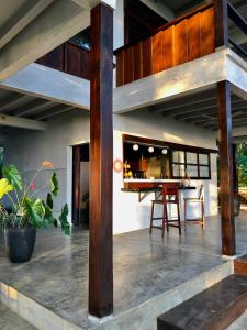 坎布塔尔The Hill Panama的开放式厨房和带木梁的用餐区。