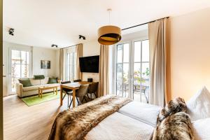 黑林山区克尼格斯费尔德Black Forest Luxury Apartment Waldglück mit Sauna的一间卧室设有一张床和一间客厅。