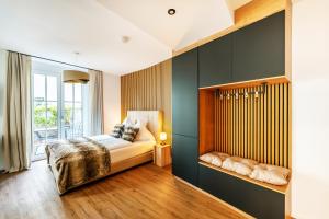 黑林山区克尼格斯费尔德Black Forest Luxury Apartment Waldglück mit Sauna的一间卧室设有一张床和一个大窗户